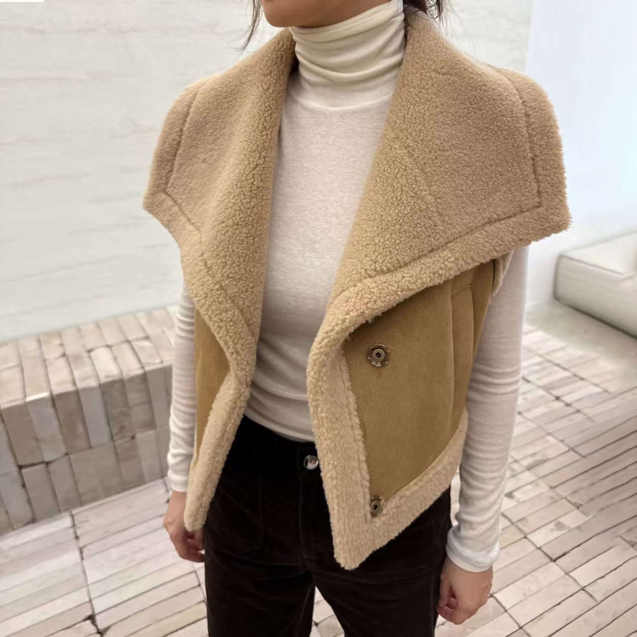 配色大翻領造型QQ毛麂皮背心外套 / 2色