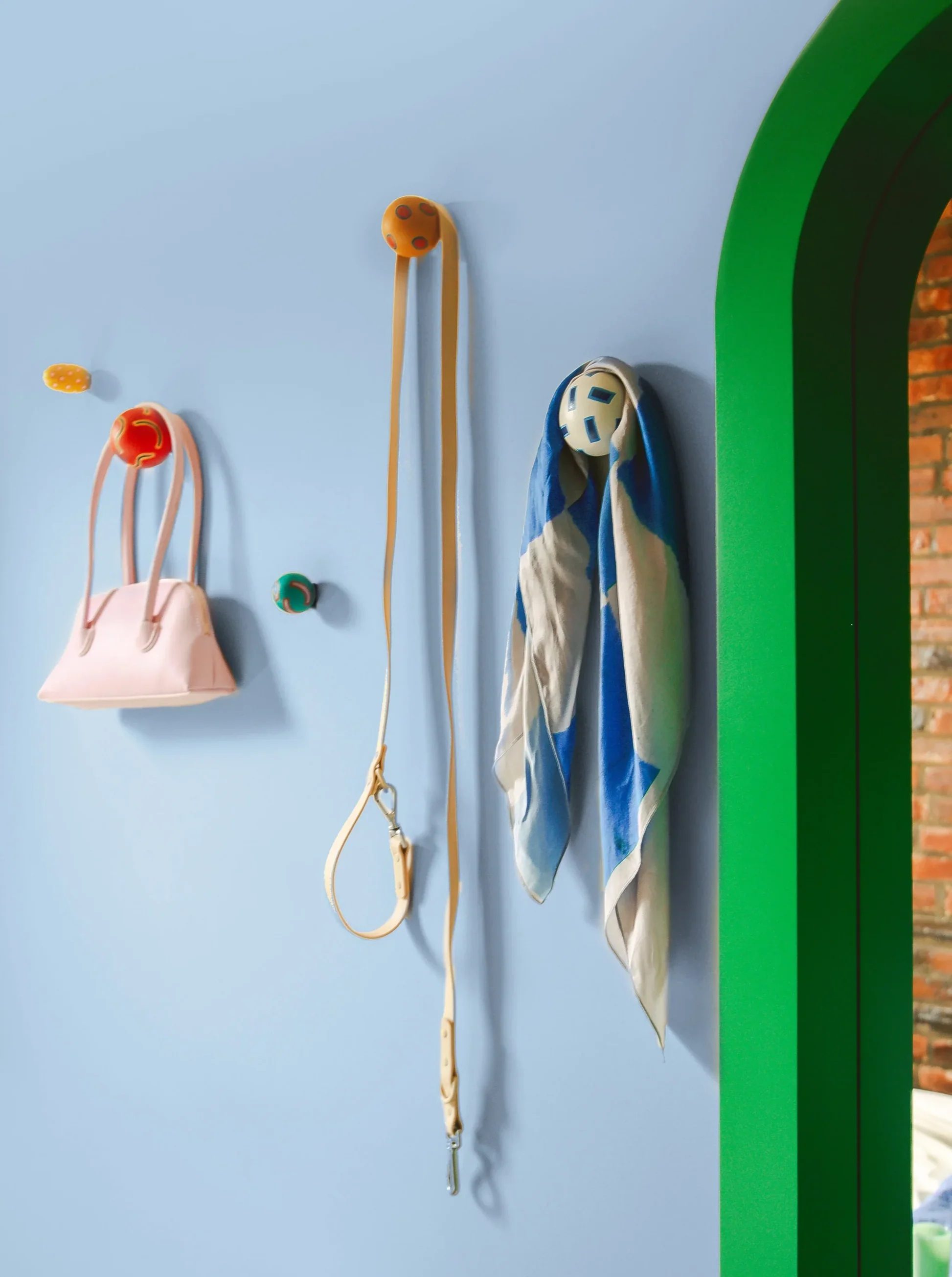 Areaware Chiaozza ,無論掛在玄關的包包,還是廚房的圍裙,都能為角落增添一抹亮色。