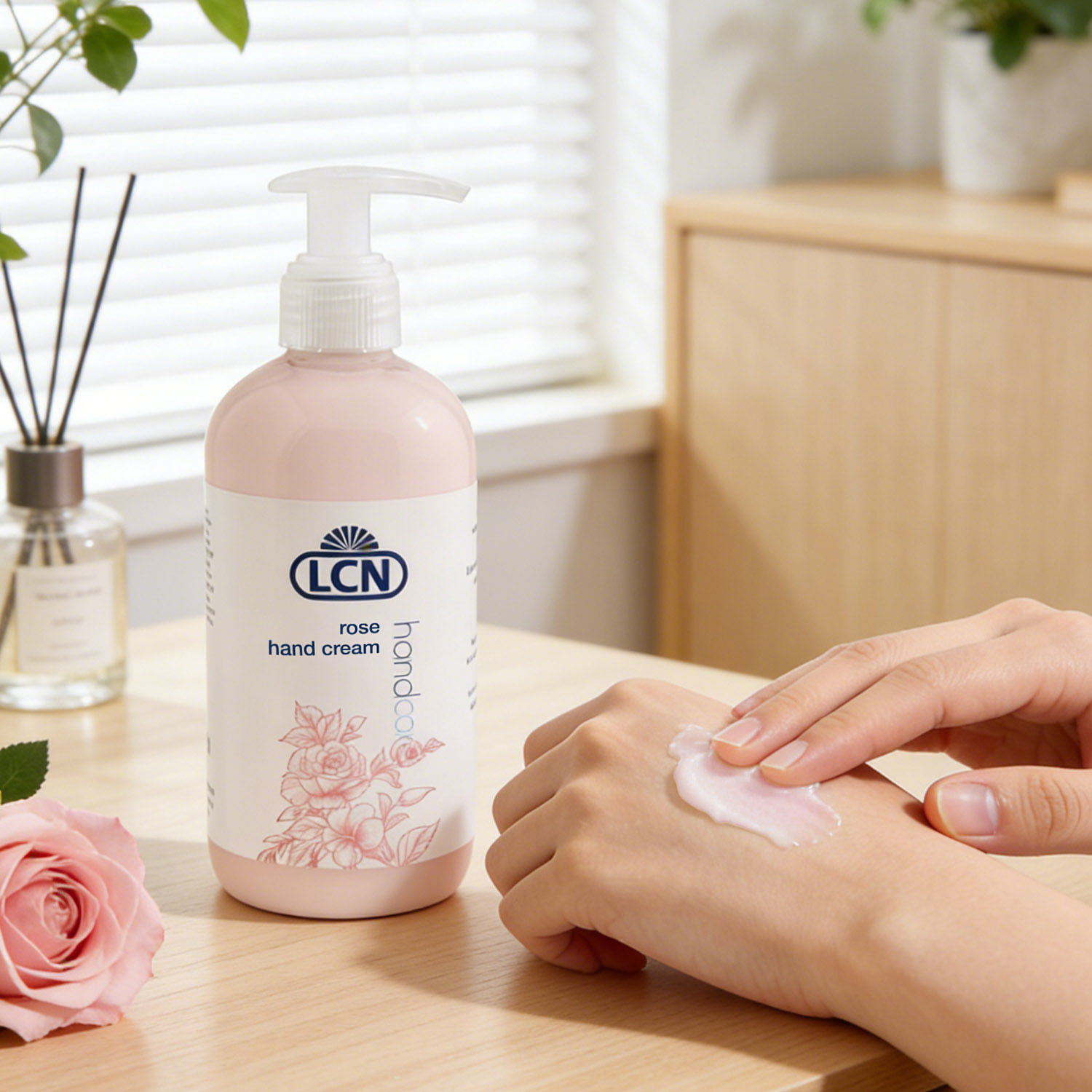 LCN 玫瑰舒緩潤手霜 250ml