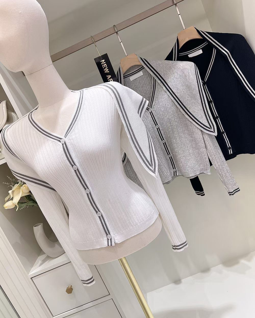 配色線條滾邊V領排釦罩衫+領巾披肩SET / 3色