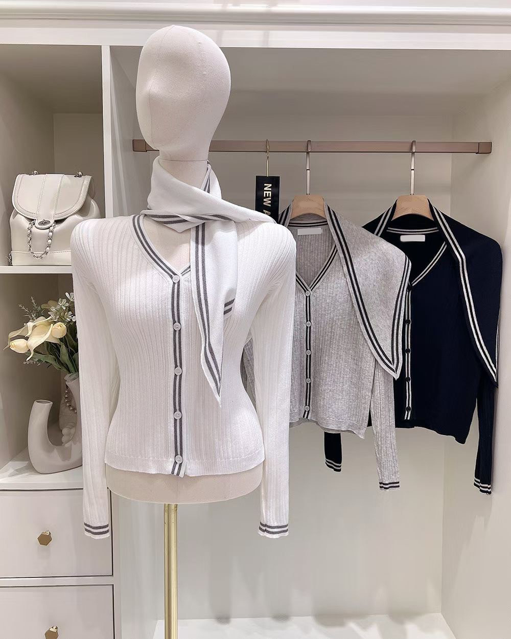 配色線條滾邊V領排釦罩衫+領巾披肩SET / 3色