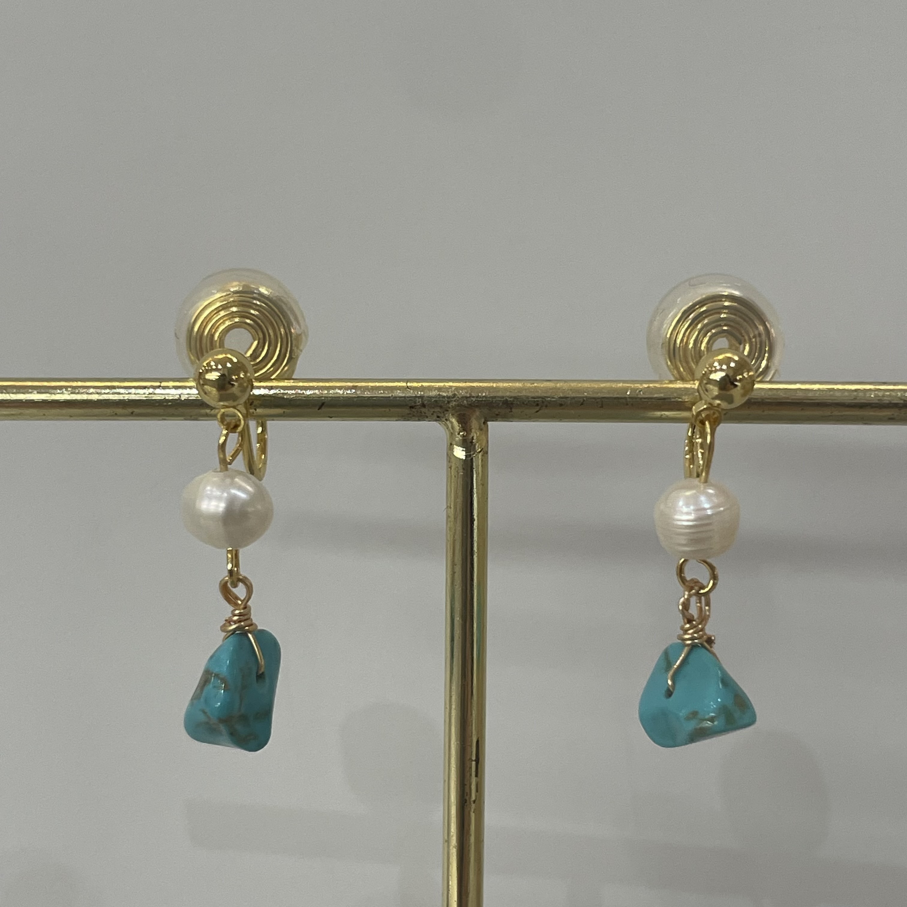 E2998  |銅鍍金綠松石珍珠夾式耳環