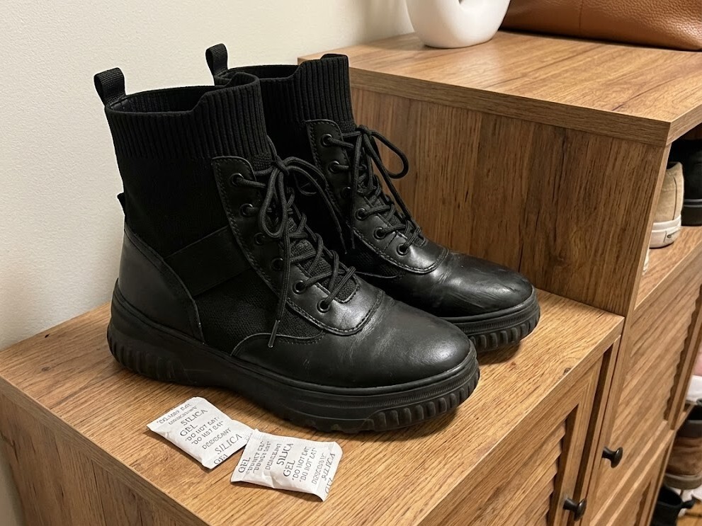 真皮靴防霉收納技巧，在台灣潮濕氣候下，利用通風、除濕與輪流穿著的方式保護 Sanly Joy 克洛伊短靴，避免發霉問題。