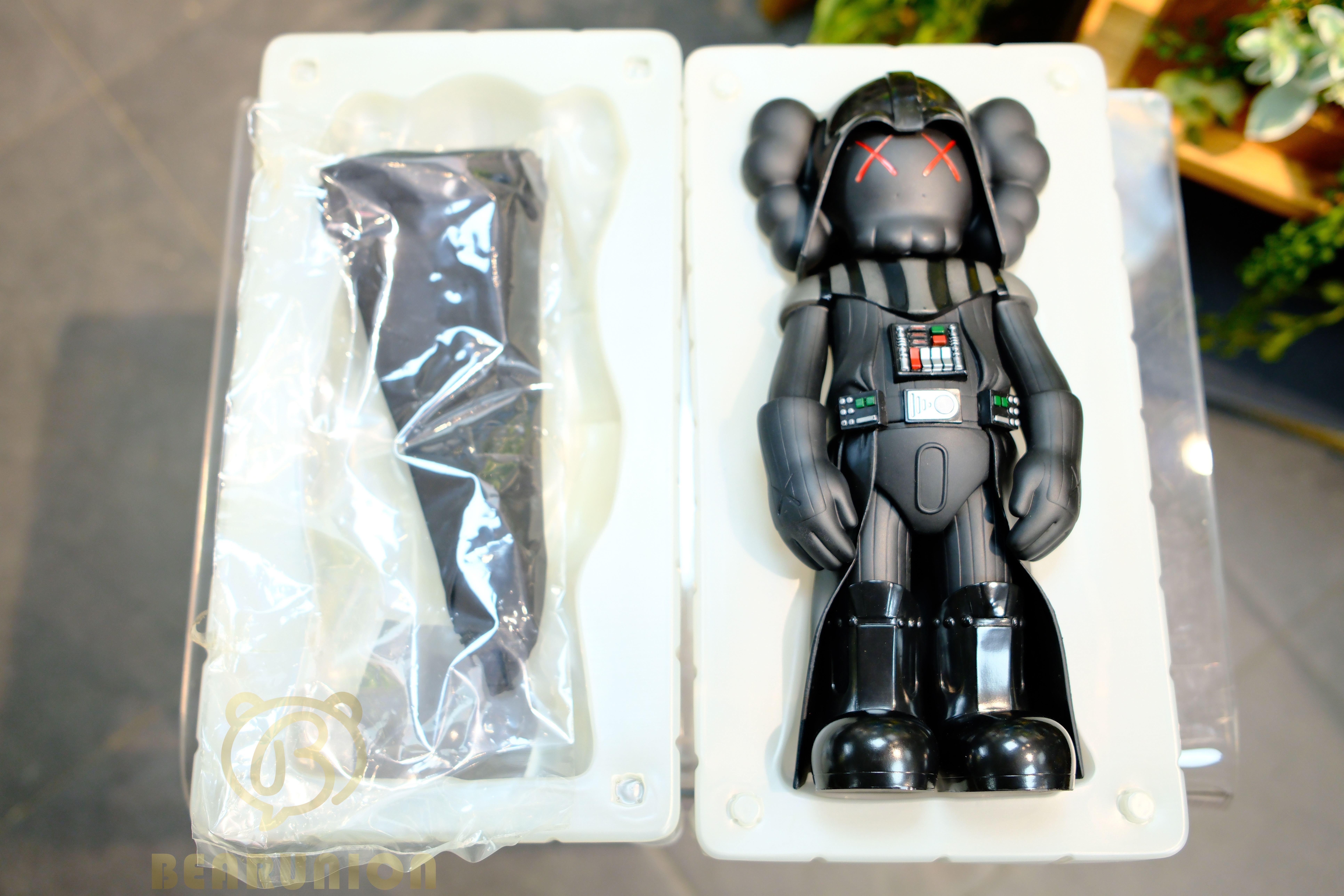 🥇現貨🥇⭐️Used⭐️ KAWS Star Wars Darth Vader Companion with Cape Vinyl Figure