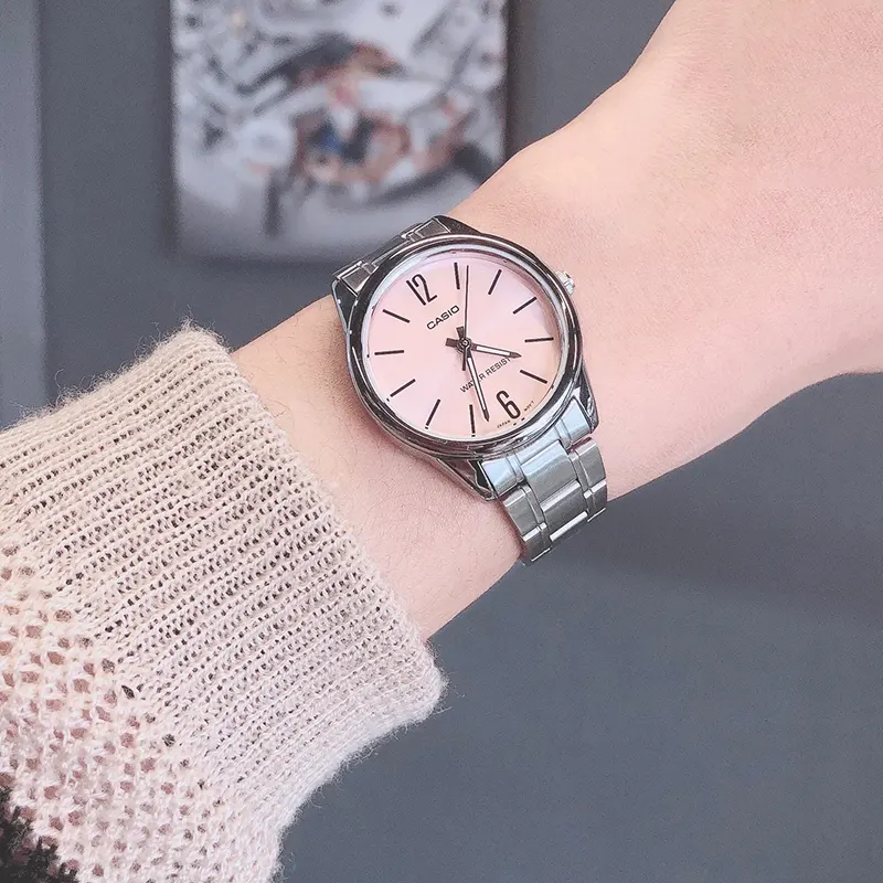 萬年鐘錶 - CASIO 卡西歐 時尚簡約甜美粉面盤不鏽鋼錶帶女錶 LTP-V005D-4B 錶徑28.2MM