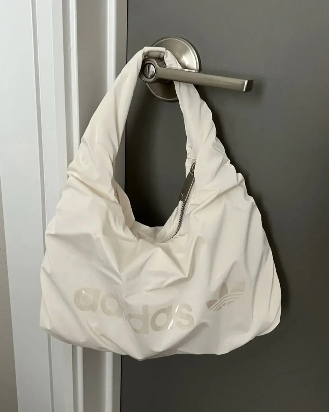 海外限定✈ ADIDAS 愛迪達光澤雲朵包 黑/米白