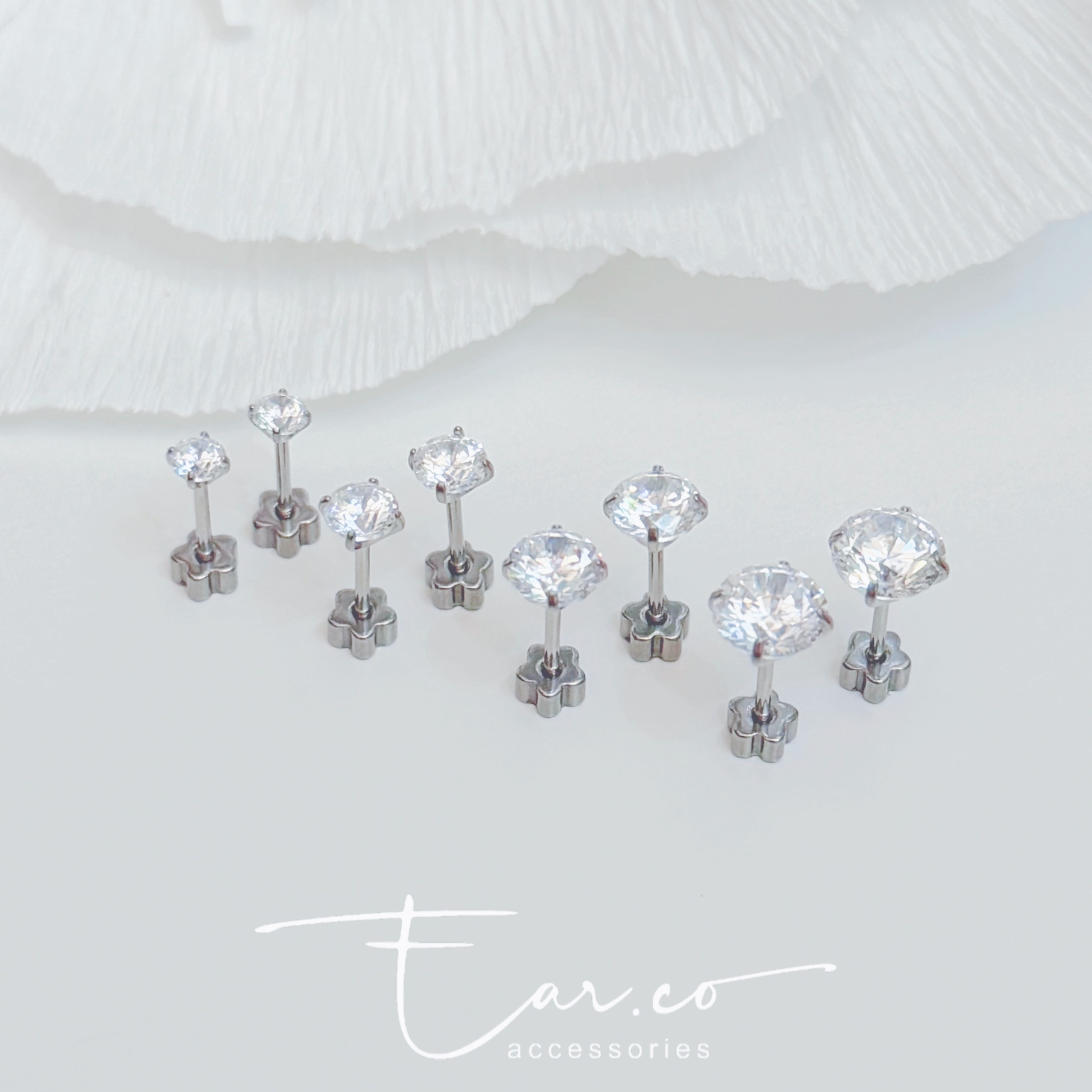 經典四爪圓鋯石花花平底耳珠/耳骨釘 [一對] [G23 Titanium]