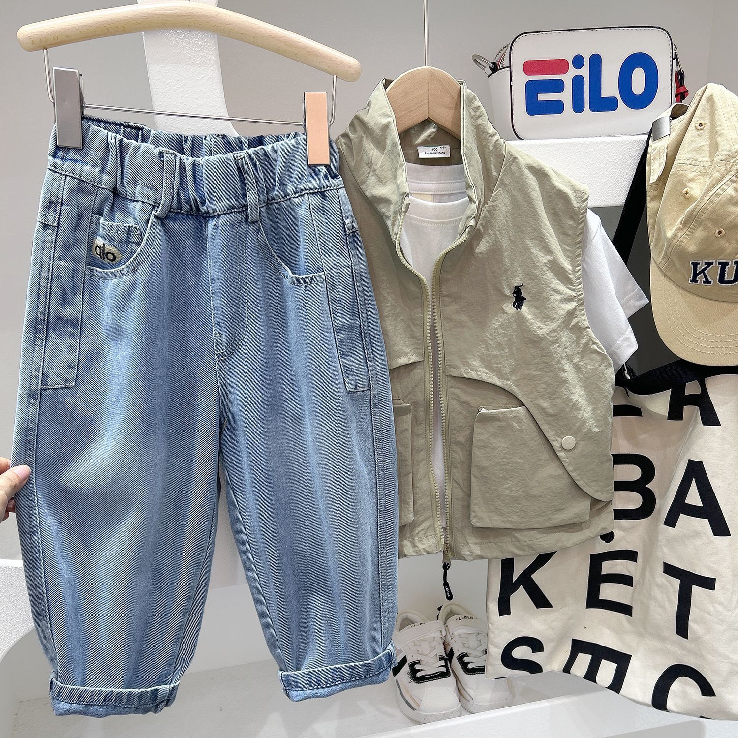 字母皮布標淺色牛仔褲 100-150cm #NZK2026011801