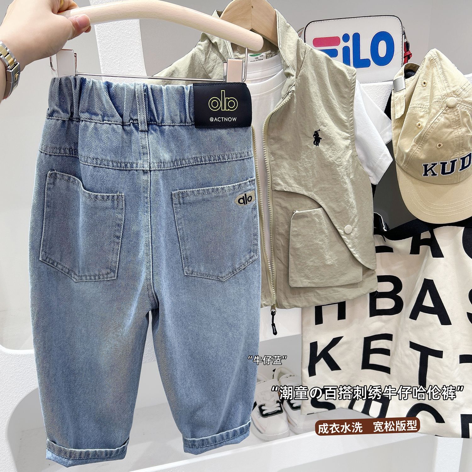 字母皮布標淺色牛仔褲 100-150cm #NZK2026011801