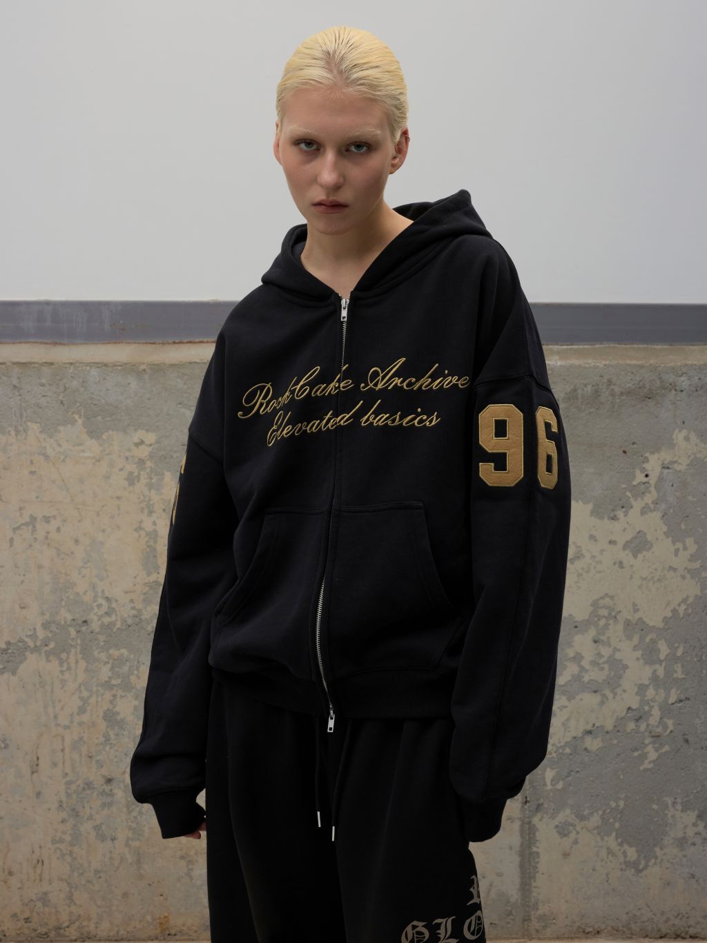 【現貨】96 Script Zip Up Hoodie-Black