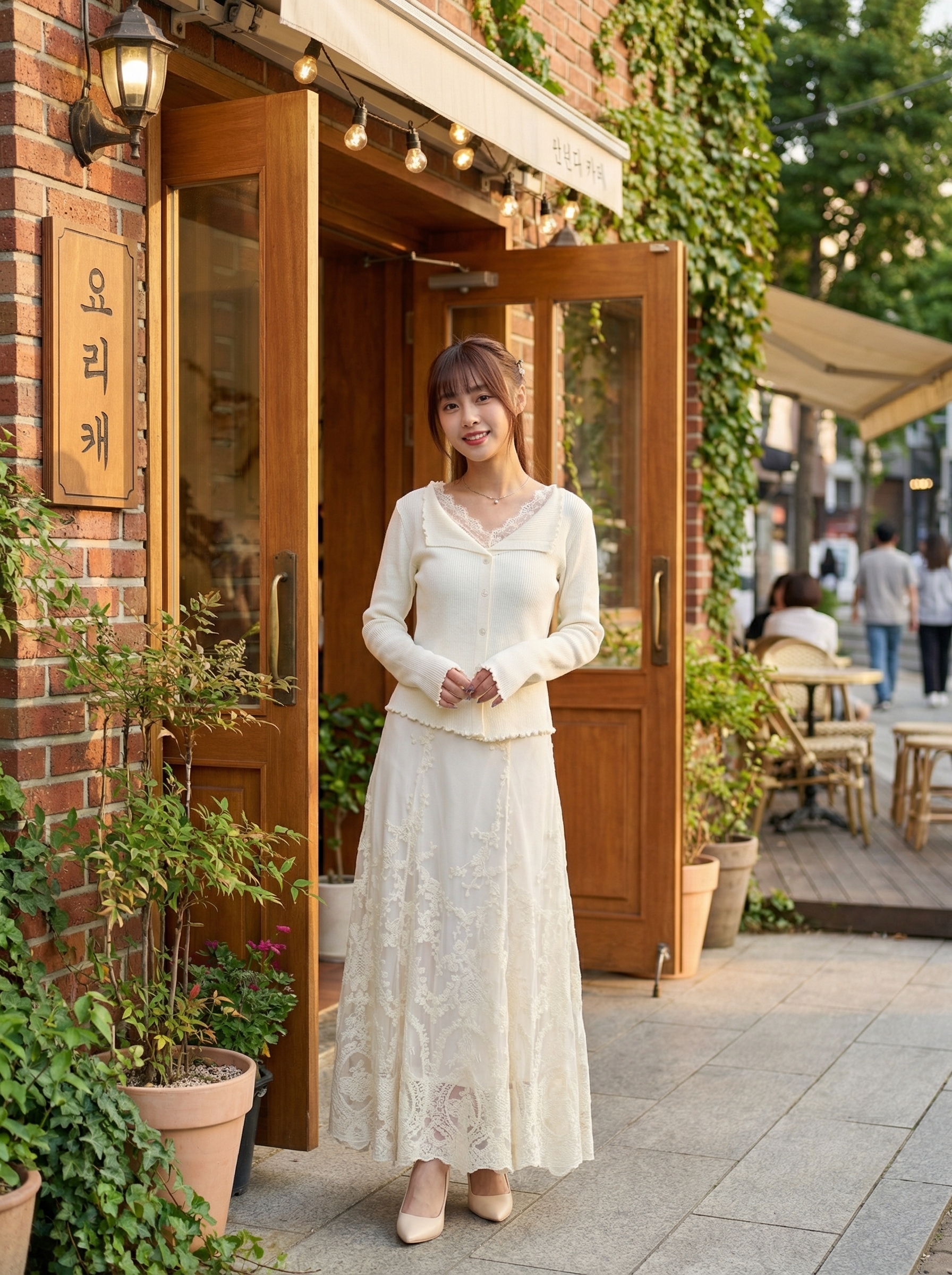 蕾光V領點綴針織上衣