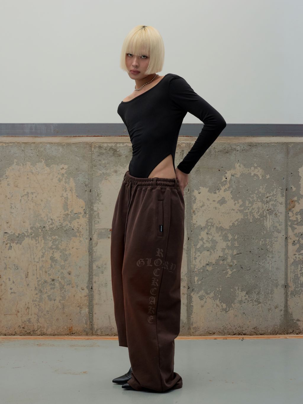 【現貨】Washed Cross Lettering 2way Jogger-Brown