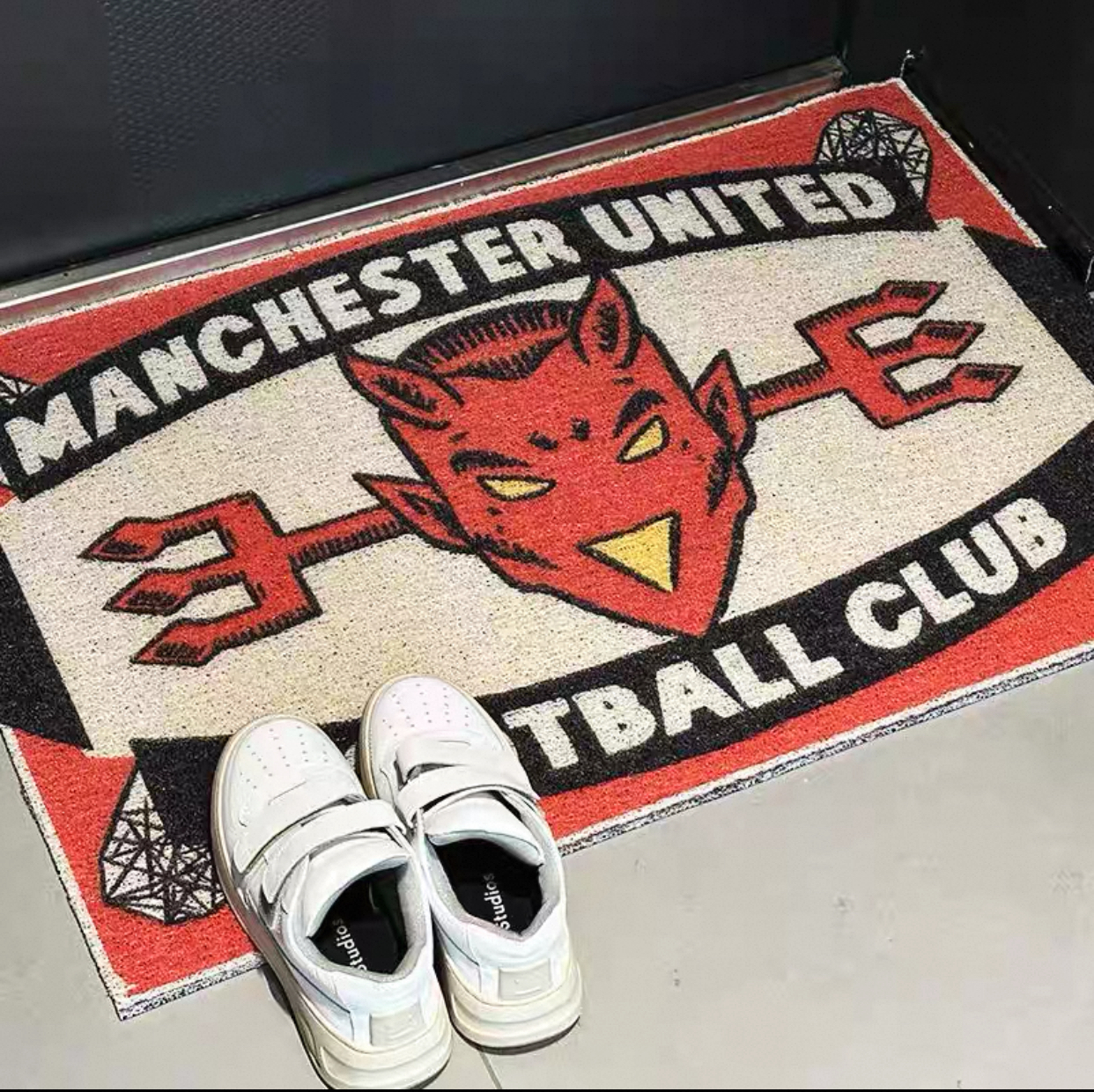 Manchester United Devil Retro Home Carpet
