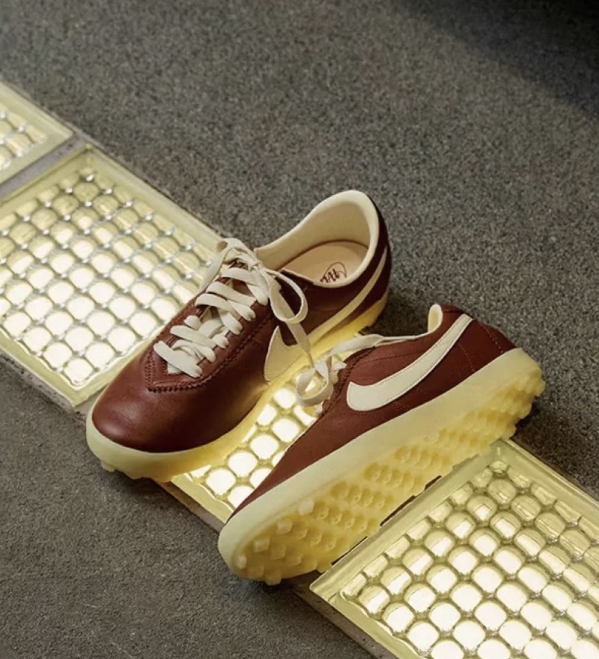 女鞋 NIKE W ASTROGRABBER LTHR 酒紅色 MEOVV 復古 皮革 鬆餅格紋 休閒鞋【II1259-600】