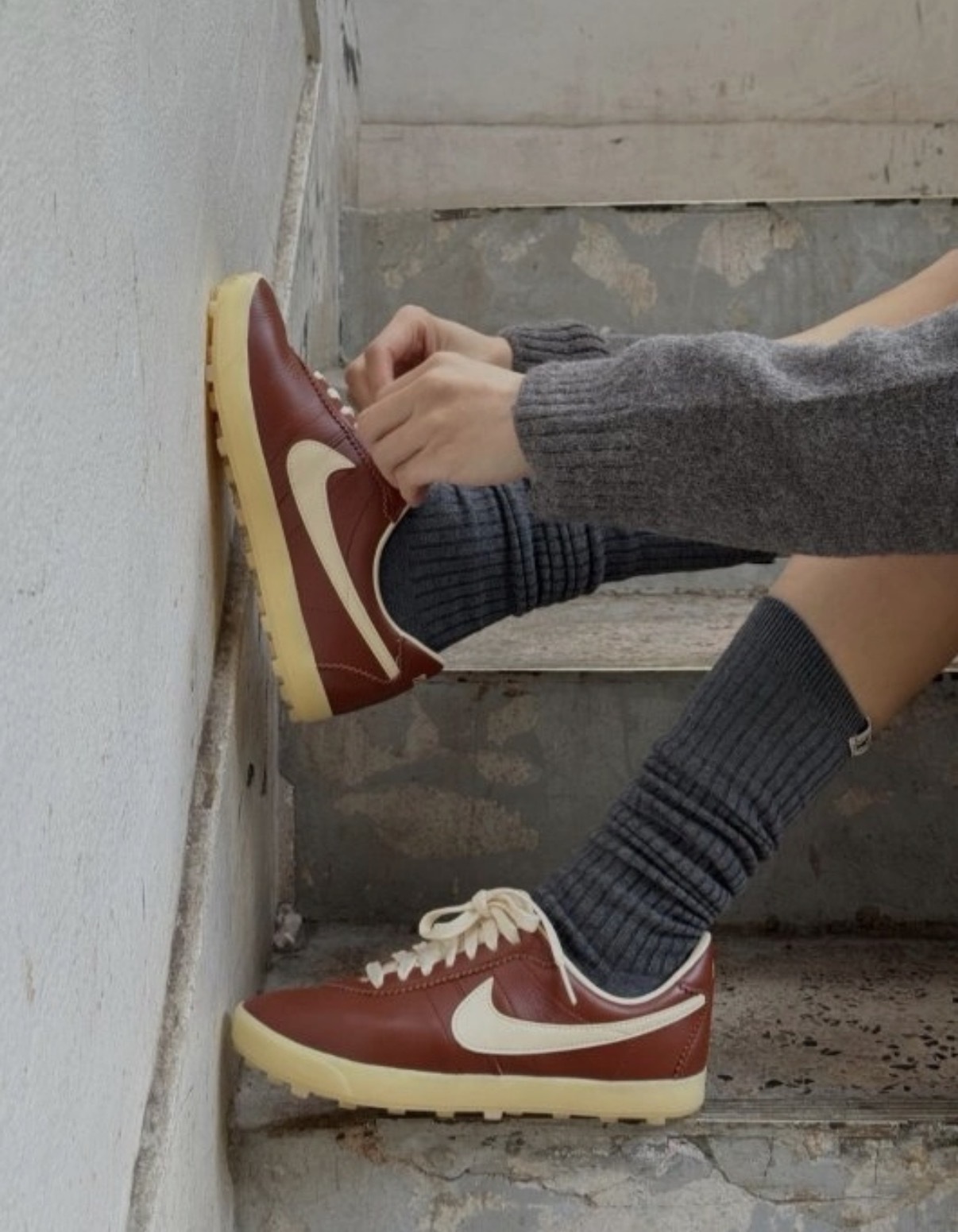 女鞋 NIKE W ASTROGRABBER LTHR 酒紅色 MEOVV 復古 皮革 鬆餅格紋 休閒鞋【II1259-600】