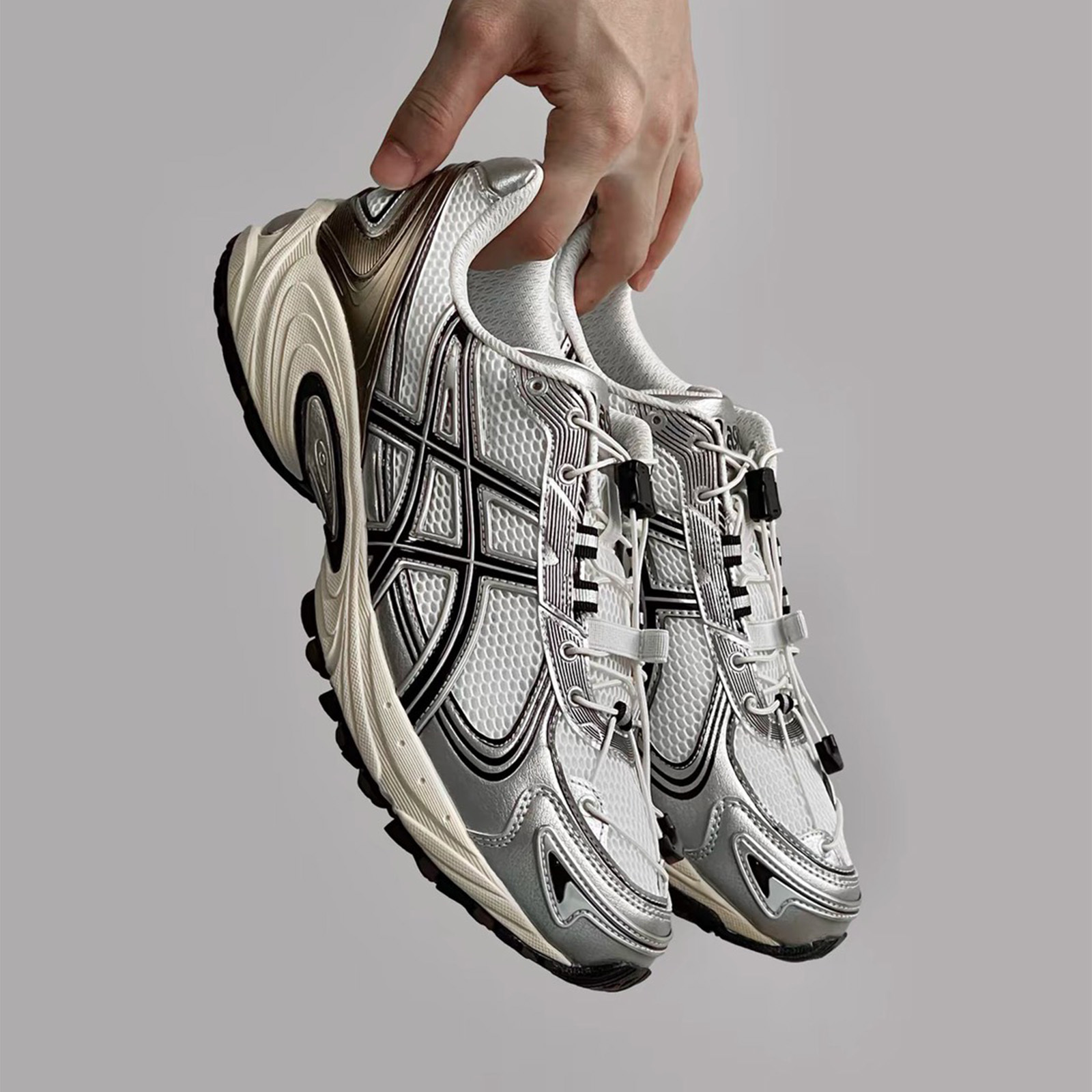 ASICS 亞瑟士 GEL-KAHANA TR V4 金屬白銀 銀銅 快速鞋帶 快扣 Y2K 山系機能 JJJJound平替 男女復古慢跑鞋 1203A781-100