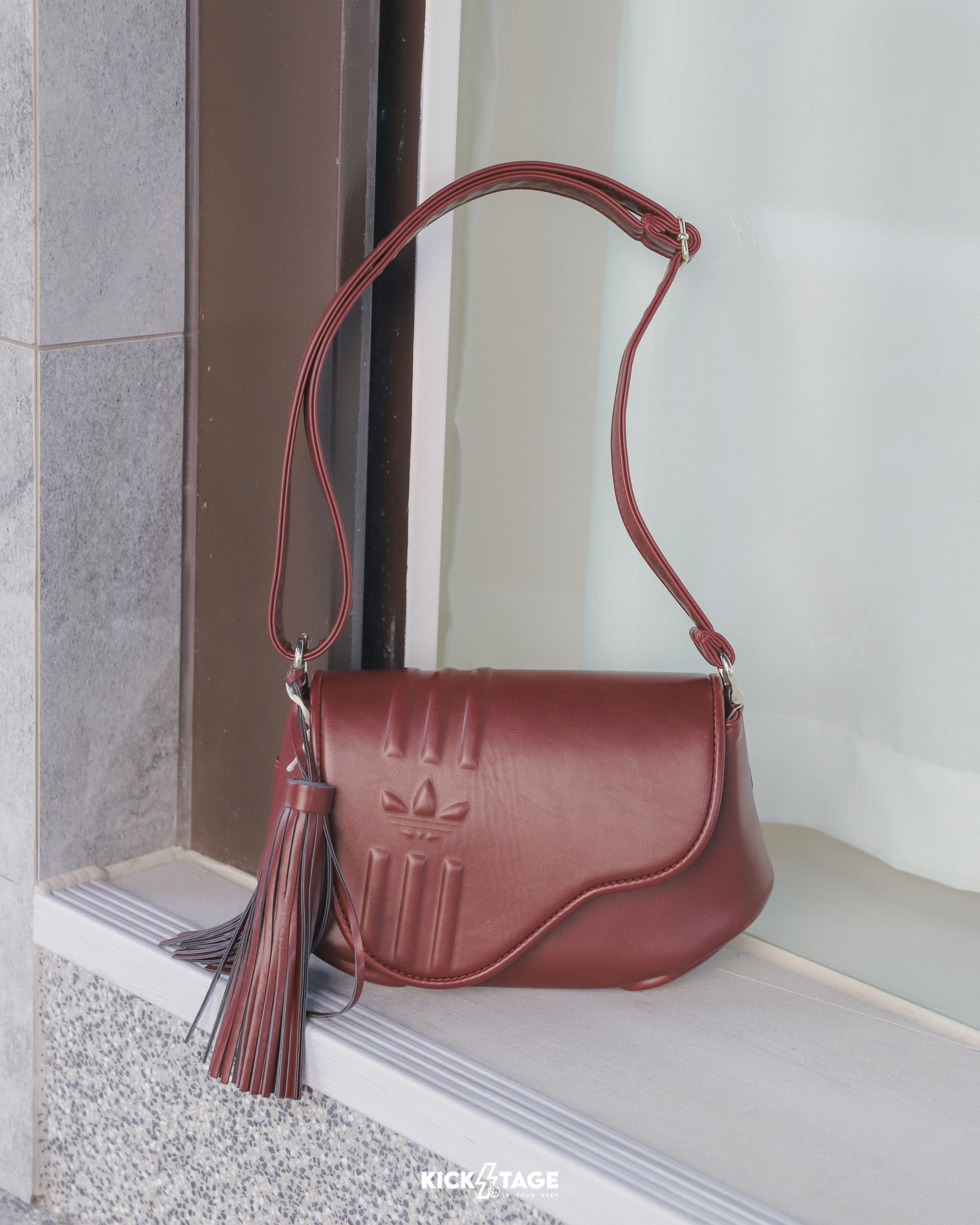 ADIDAS ORIGINALS CNY BAG 酒紅色 馬年 新年 流蘇 皮革 翻蓋 三葉草 可調節 斜背包 肩背包 馬鞍包【KW4726】