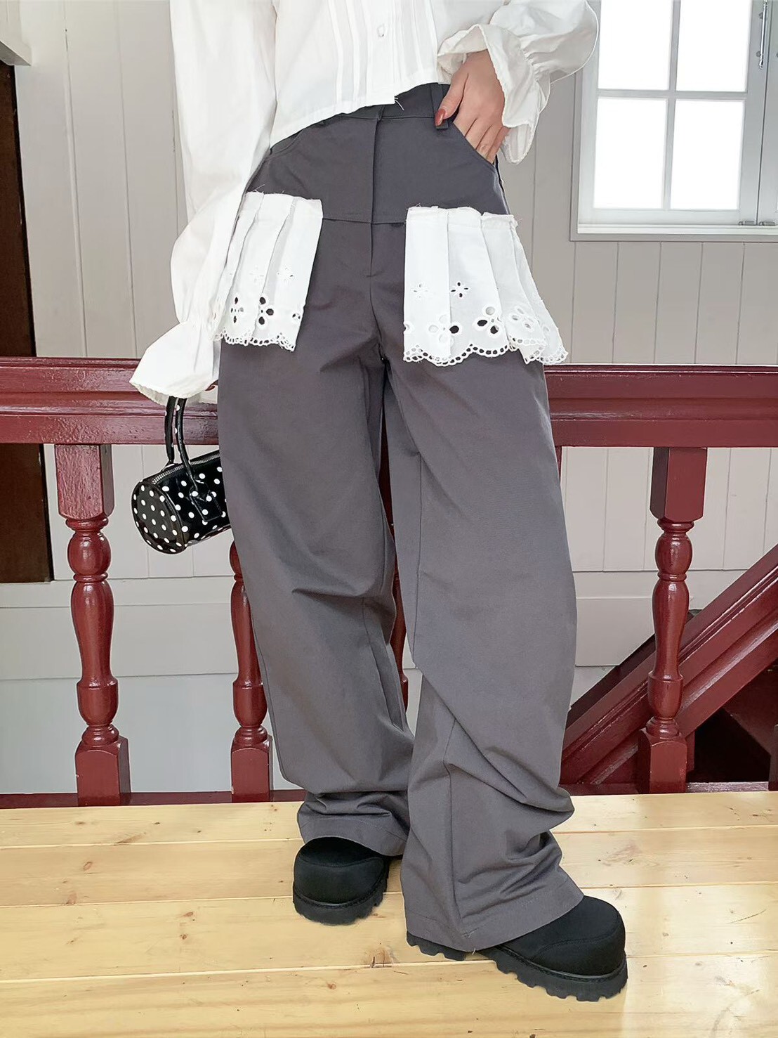 洞洞蕾絲裙襬卡其褲