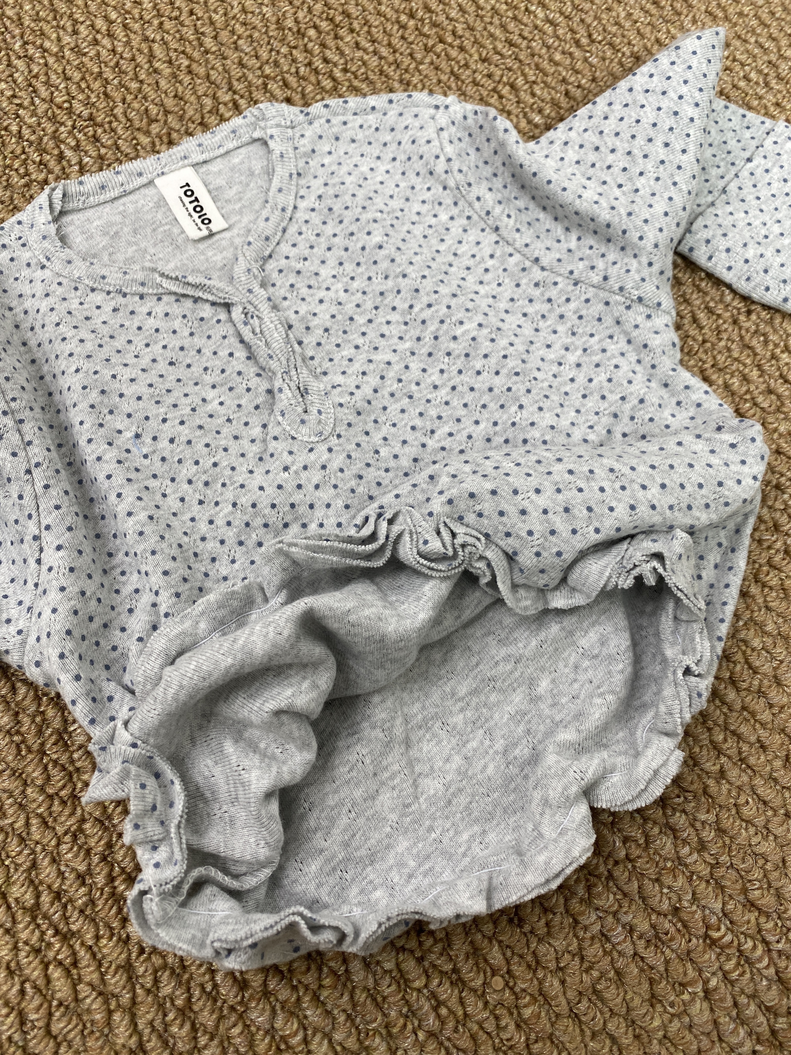 A04192點點荷葉邊上衣