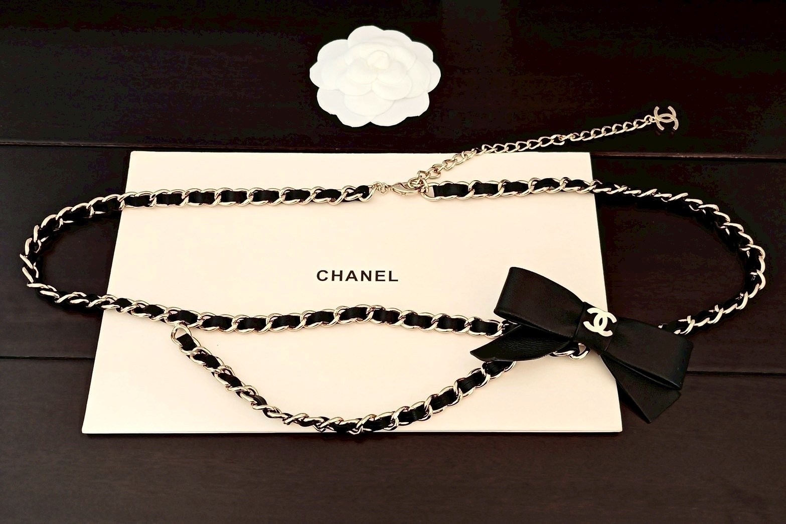 香奶奶”黑皮革穿練蝴蝶結’雙c高奢定製腰鍊