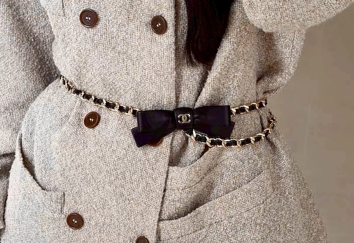 香奶奶”黑皮革穿練蝴蝶結’雙c高奢定製腰鍊