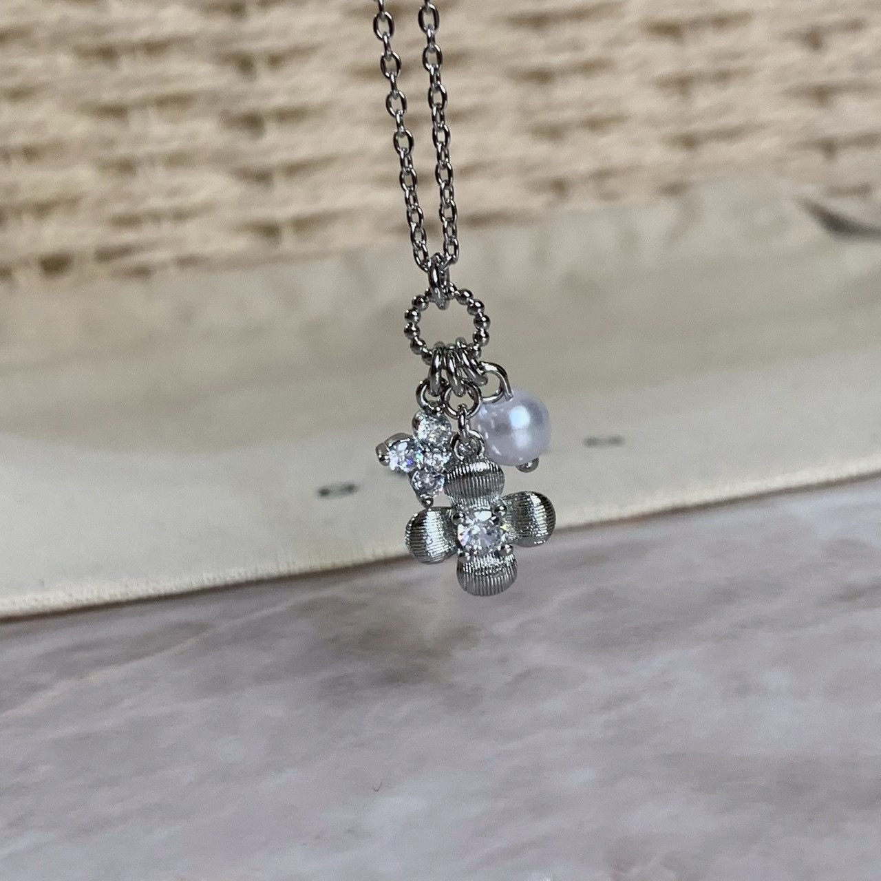 Gy”satin白銀鑽拉絲小老花珍珠多環小墜抽拉項鍊