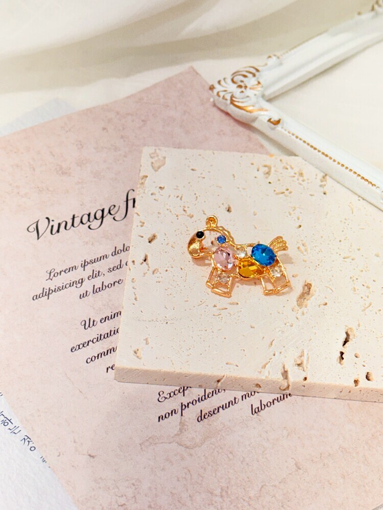 彩色珠珠簍空小馬別針