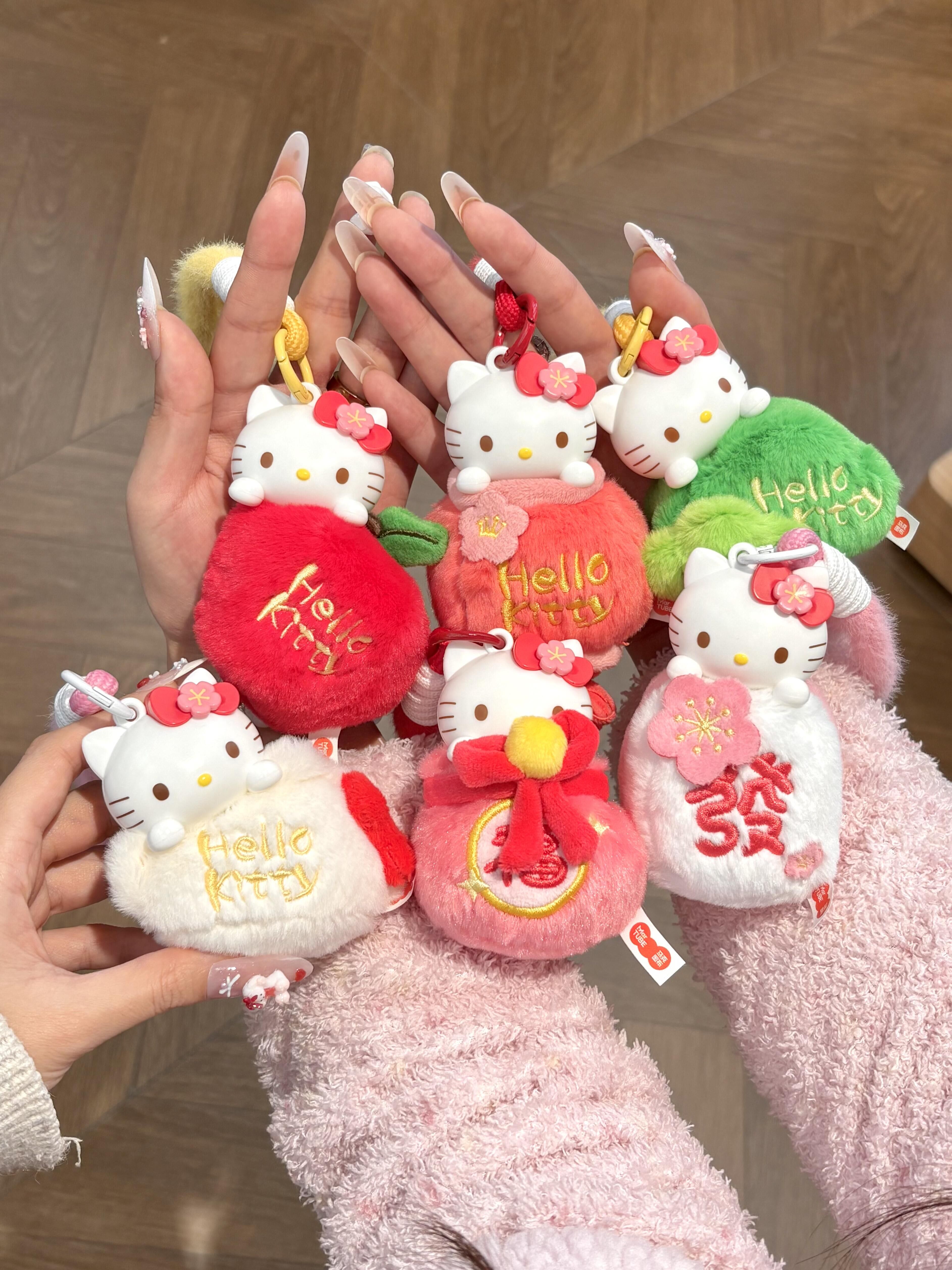 Sanrio 三麗鷗 Hello Kitty 新春限定 毛絨香薰吊飾 鑰匙圈 盲盒 6款 (任買兩件7-11免運)/預購