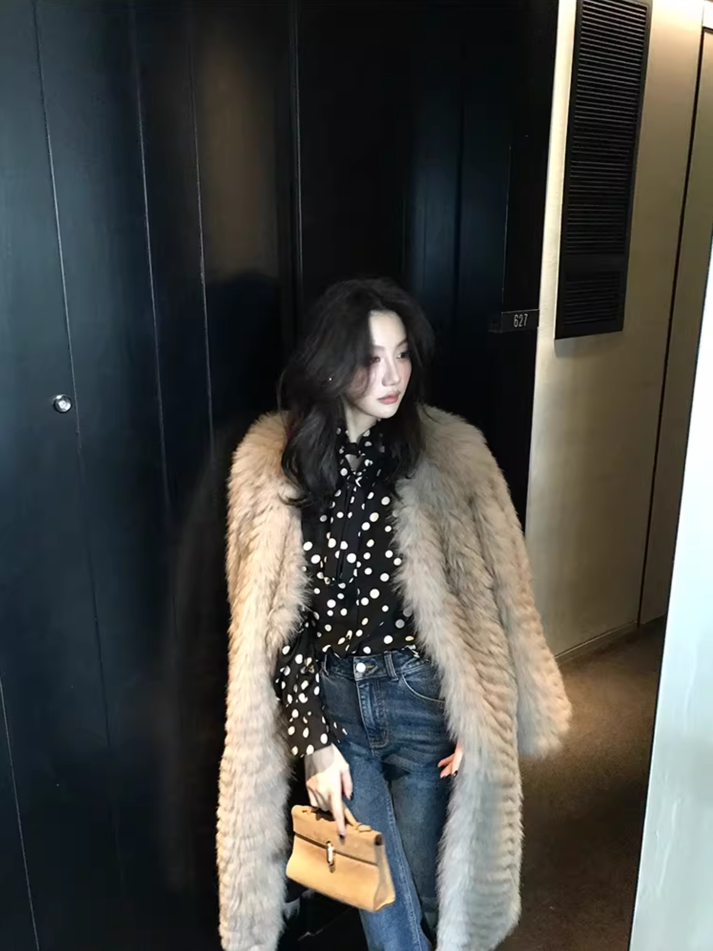 經典黑配色點點荷葉滾邊排釦上衣-S-XL (Elegant & Love)