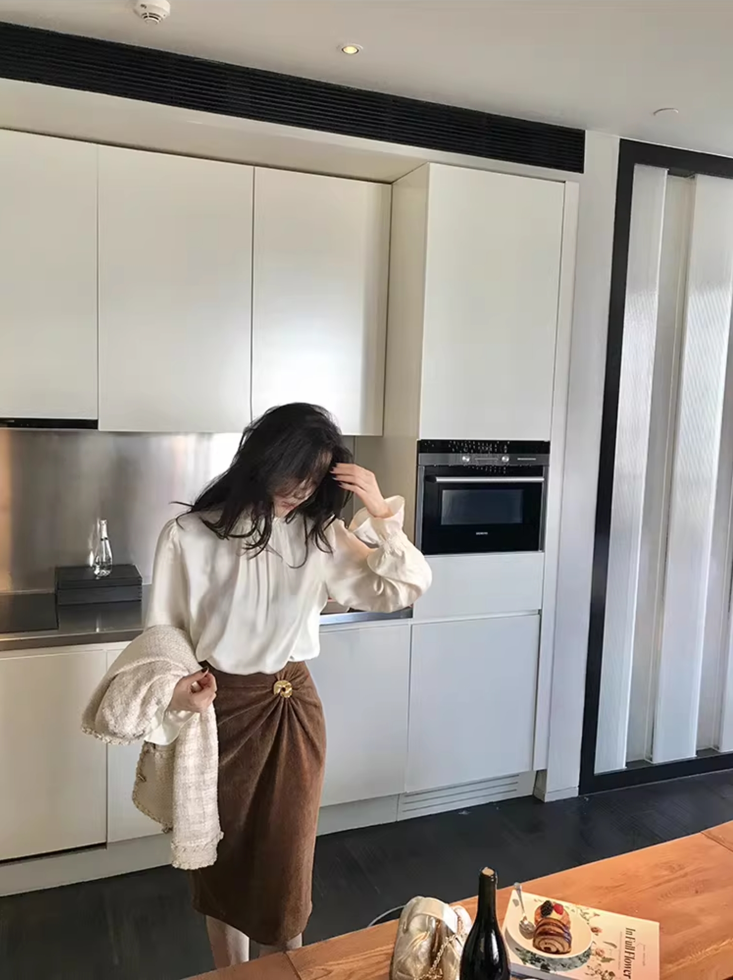 金屬圈環抓褶造型巧克力色鉛筆裙-S-XXL (Elegant & Love)