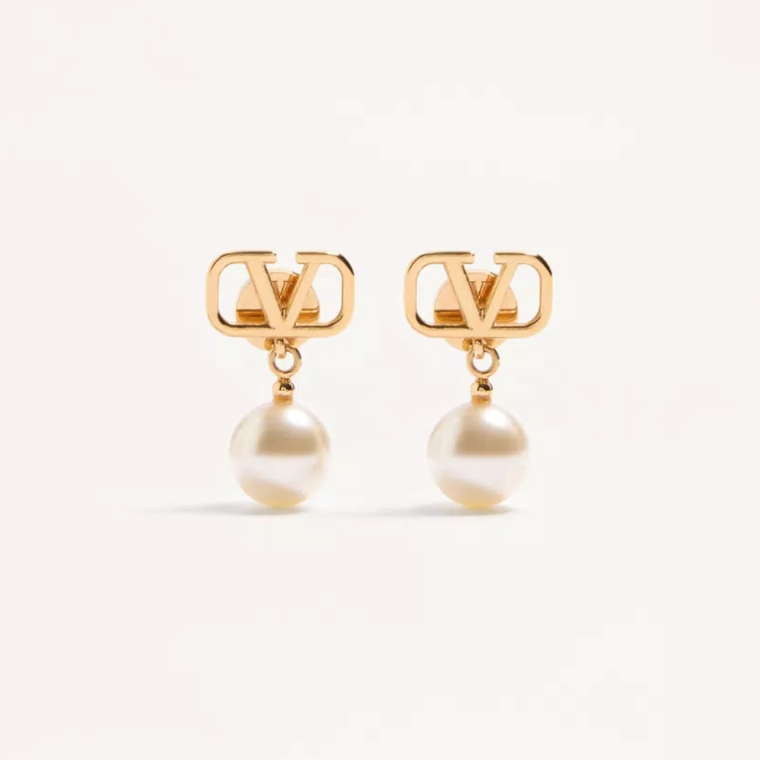 1FF0101-315 [VALENTINO GARAVANI] Vlogo Signature Earrings With Swarovski® Pearls Gold/Cream (SS26) #8W2J0E36UXM-0O3 (A-EU-E)