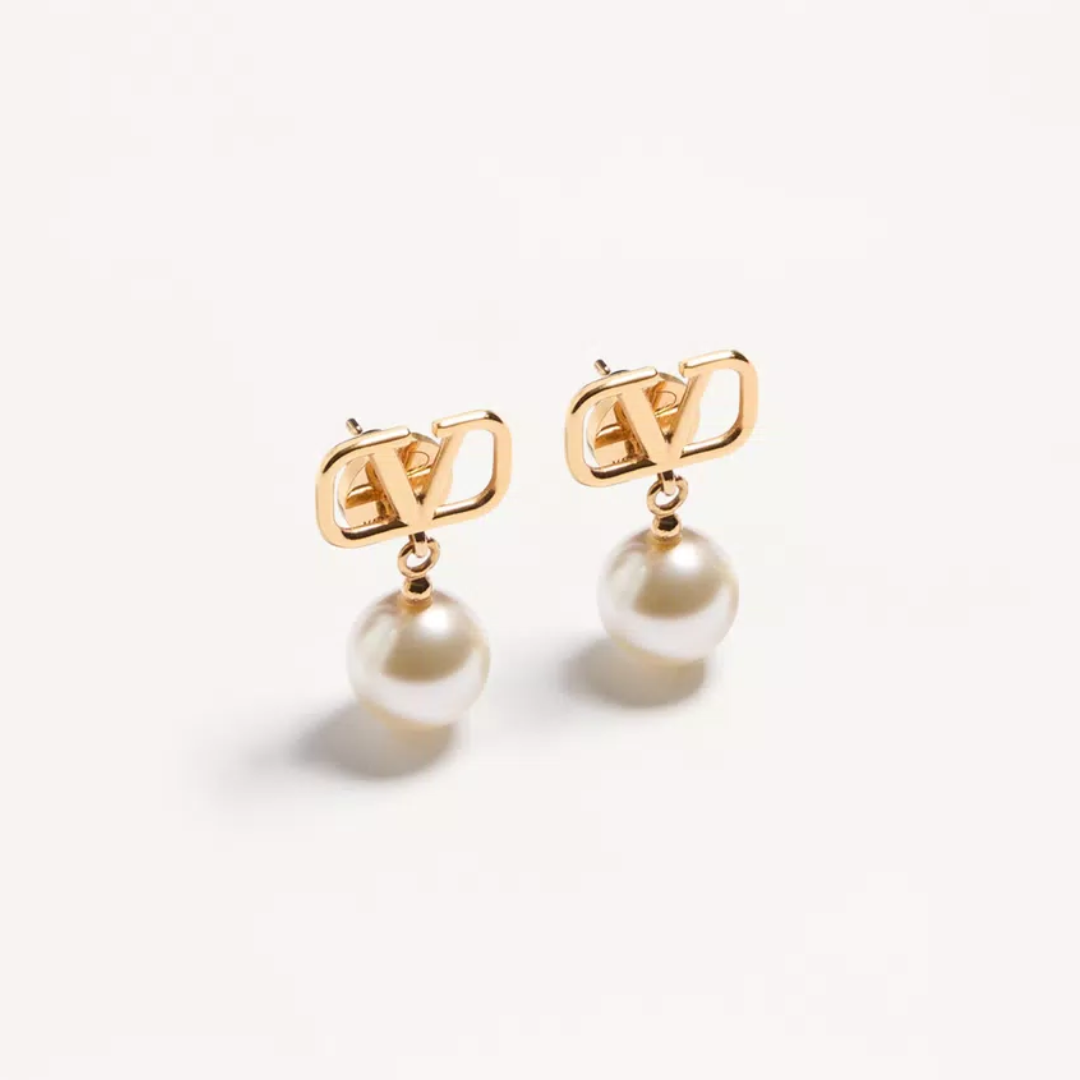 1FF0101-315 [VALENTINO GARAVANI] Vlogo Signature Earrings With Swarovski® Pearls Gold/Cream (SS26) #8W2J0E36UXM-0O3 (A-EU-E)