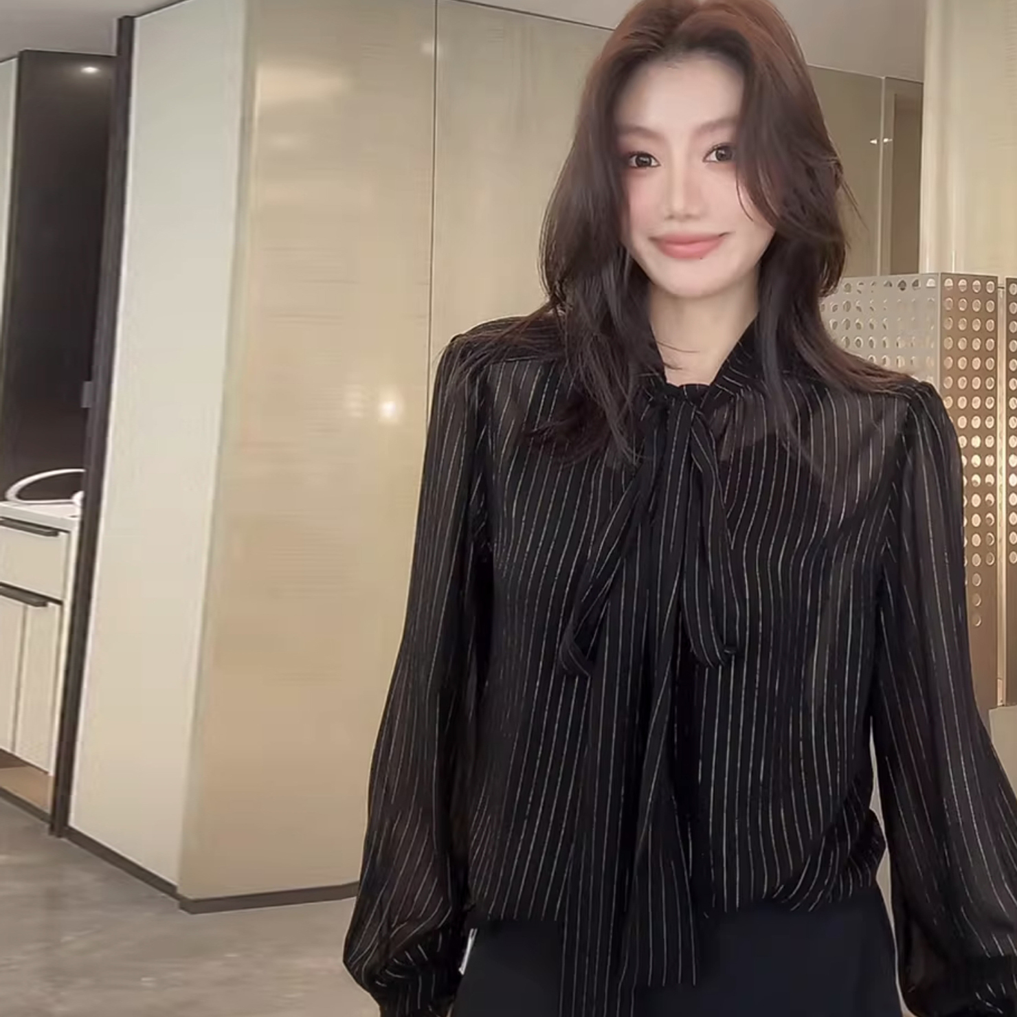 經典黑微透膚配色直條紋綁帶領巾上衣-S-XL (Elegant & Love)