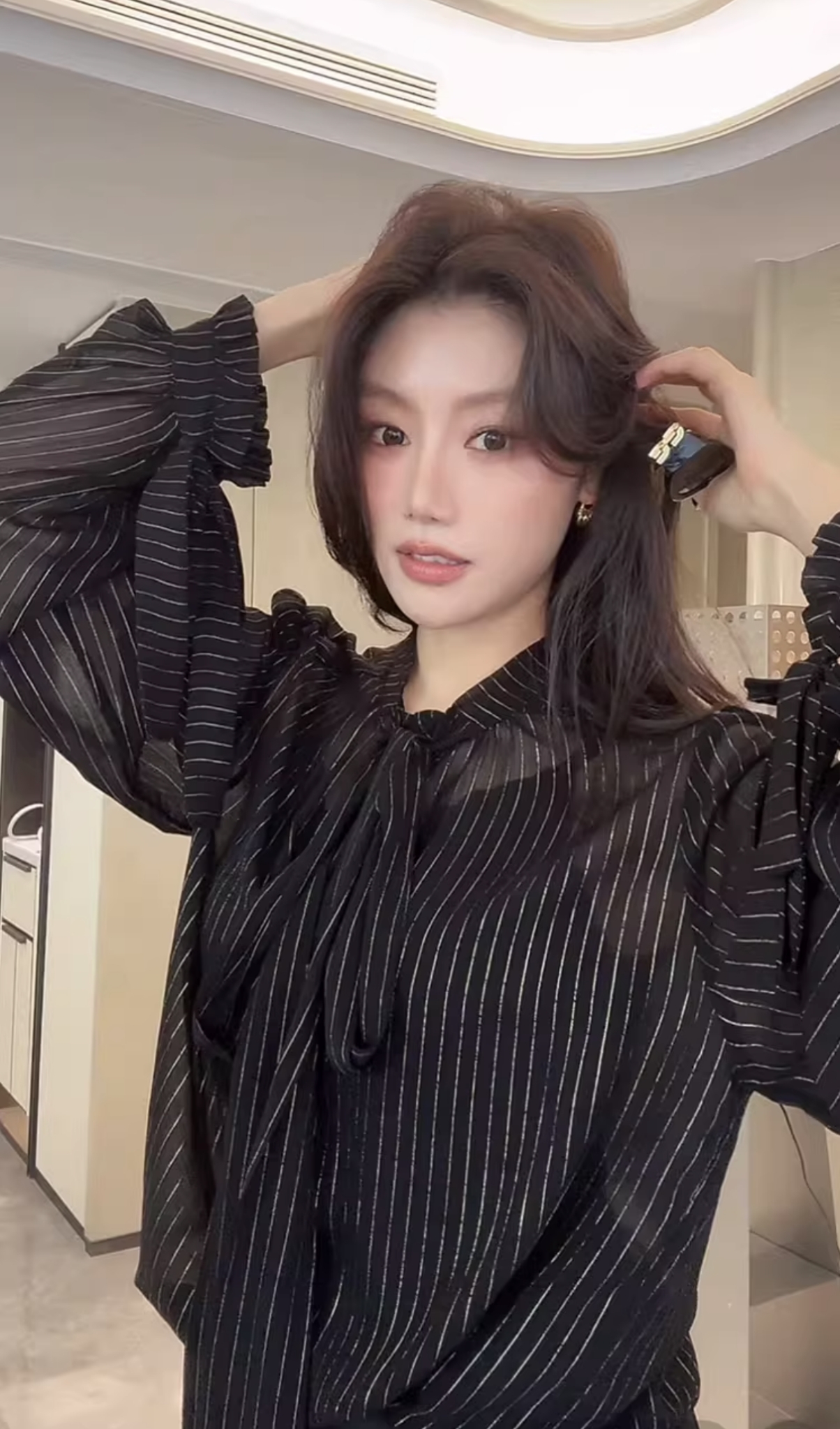 經典黑微透膚配色直條紋綁帶領巾上衣-S-XL (Elegant & Love)