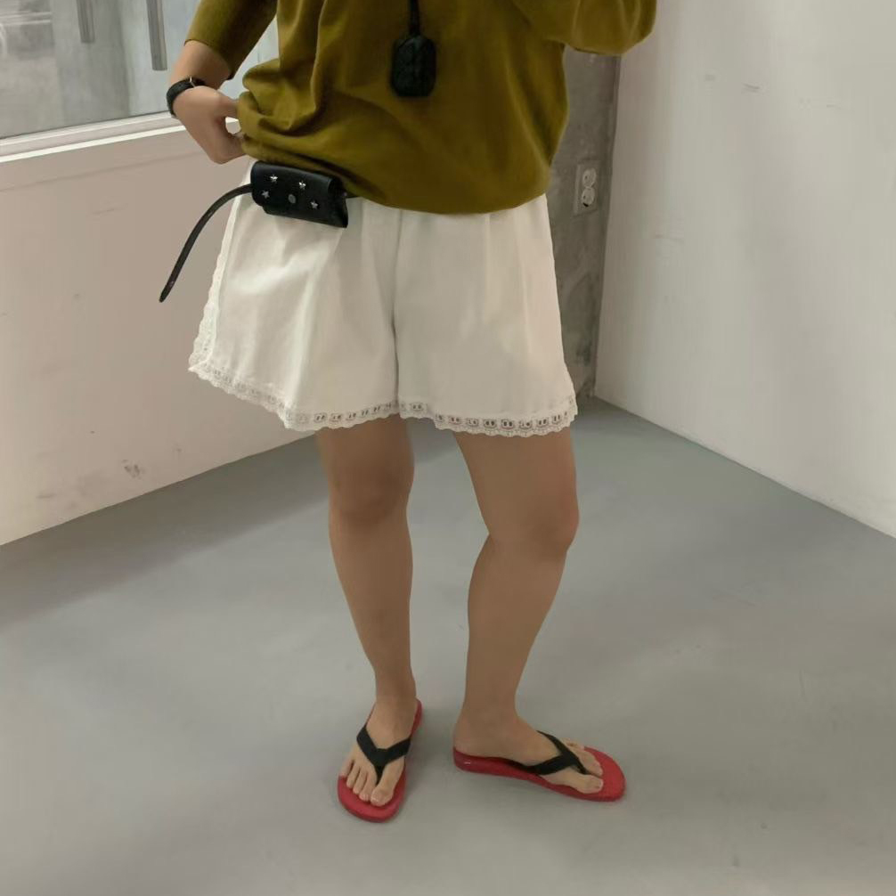 雲朵白鬆緊腰鏤空雕花蕾絲滾邊短褲-F