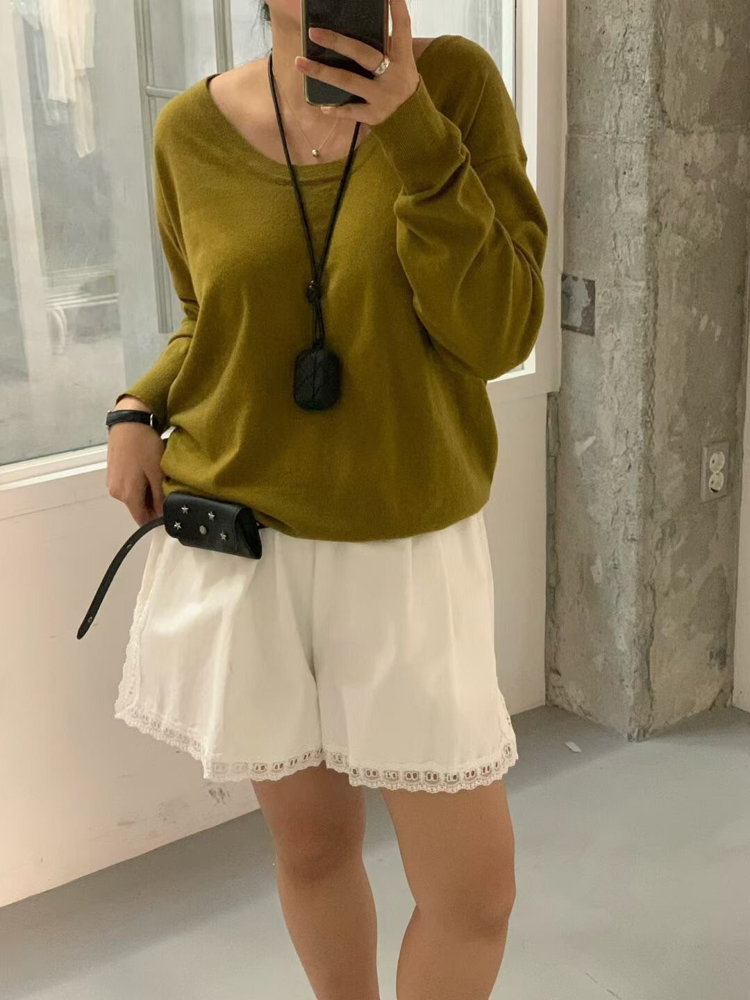 雲朵白鬆緊腰鏤空雕花蕾絲滾邊短褲-F