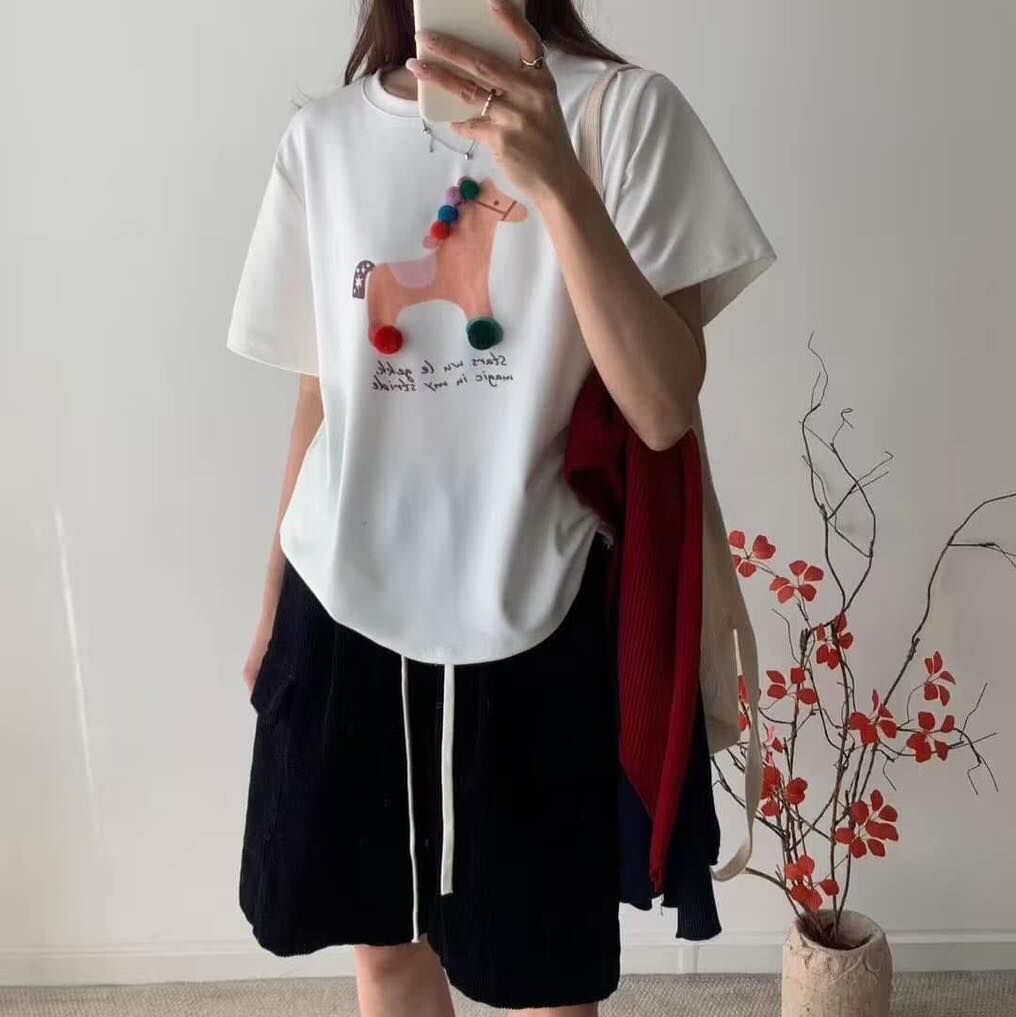 【時髦又可愛的馬兒毛球造型絨感厚棉tee】（現貨）
