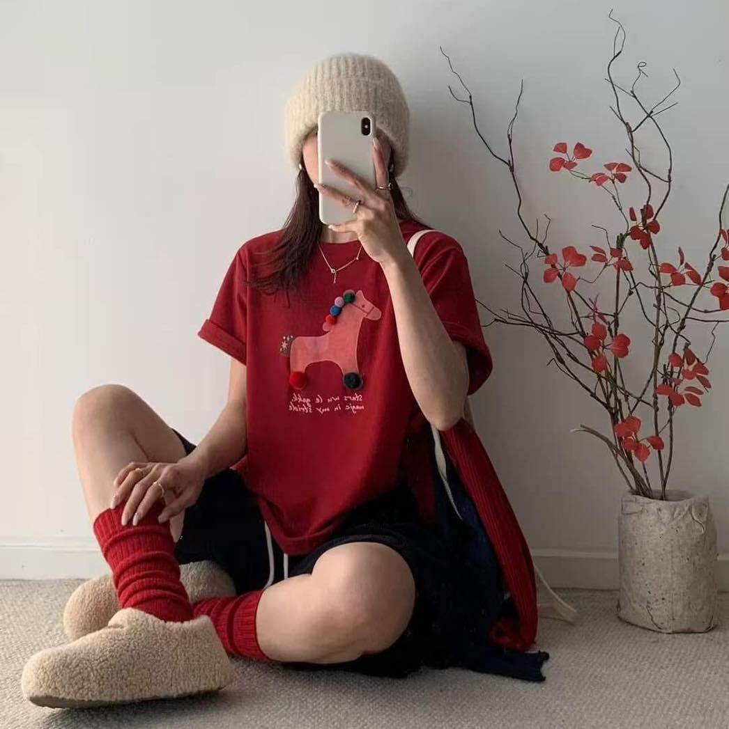 【時髦又可愛的馬兒毛球造型絨感厚棉tee】（現貨）