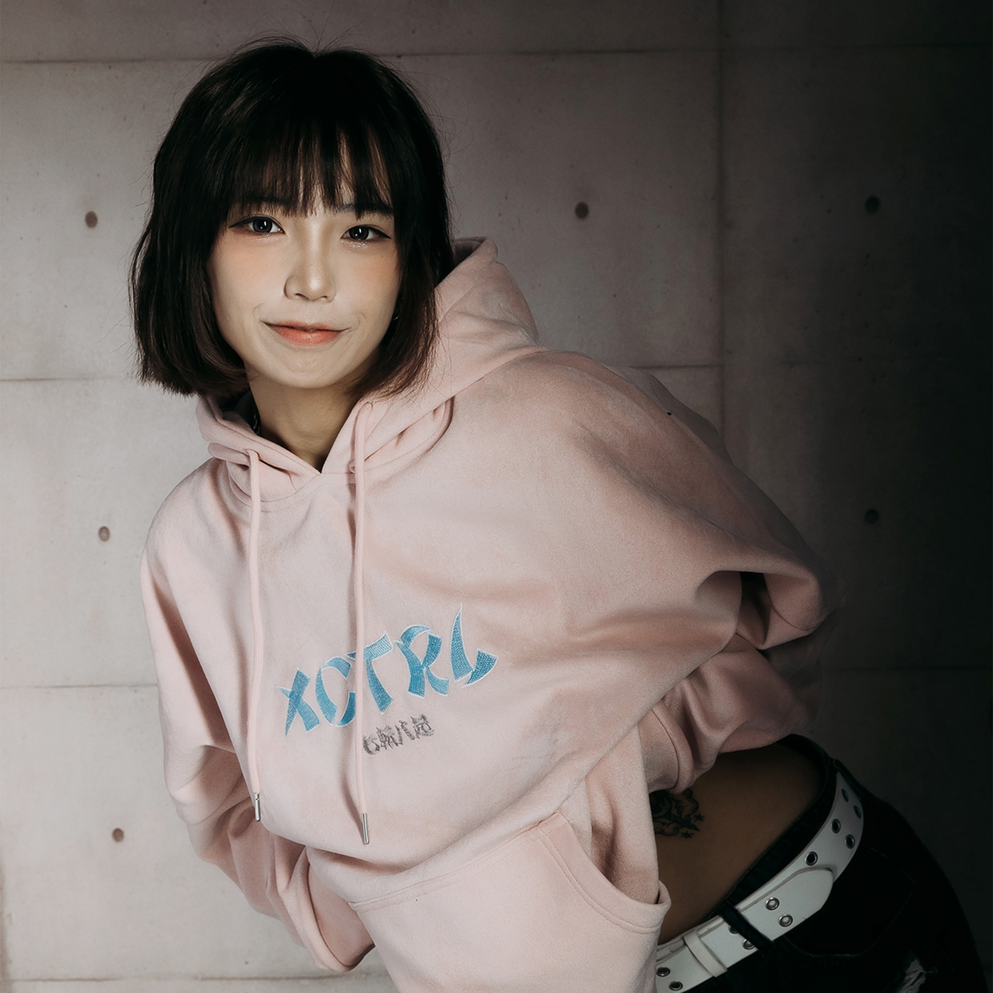 XCTRL 電繡達摩麂皮絨寬版帽T-粉