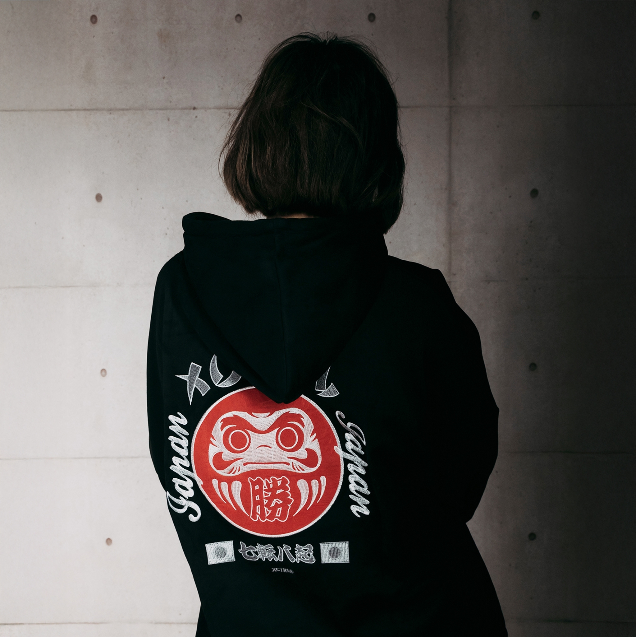 XCTRL 電繡達摩麂皮絨寬版帽T-黑