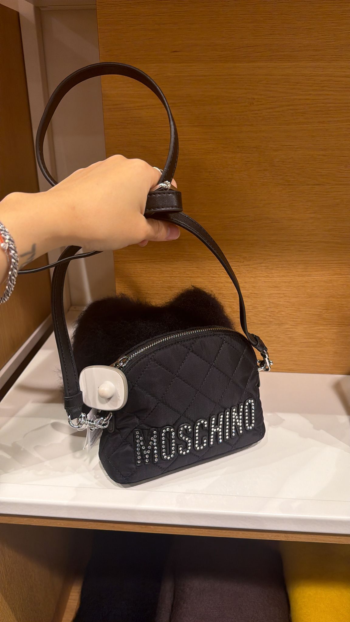 【預訂】AE013003 Moschino 水鑽字母貝殼包 (黑色)