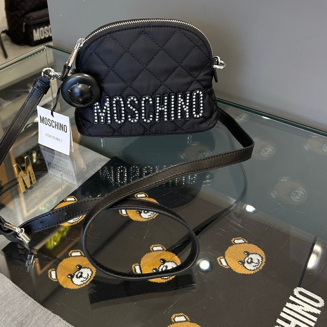 【預訂】AE013003 Moschino 水鑽字母貝殼包 (黑色)