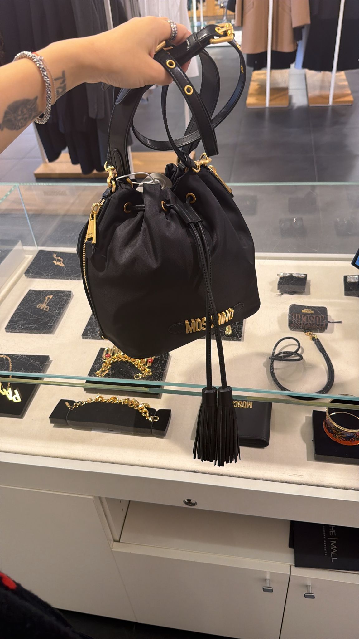 【預訂】AE013005 Moschino 金字流蘇尼龍兩用水桶包 (黑色)