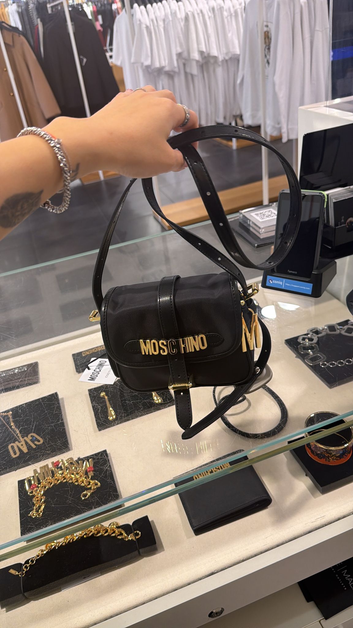 【預訂】AE013006 Moschino 尼龍斜背包 (黑色)