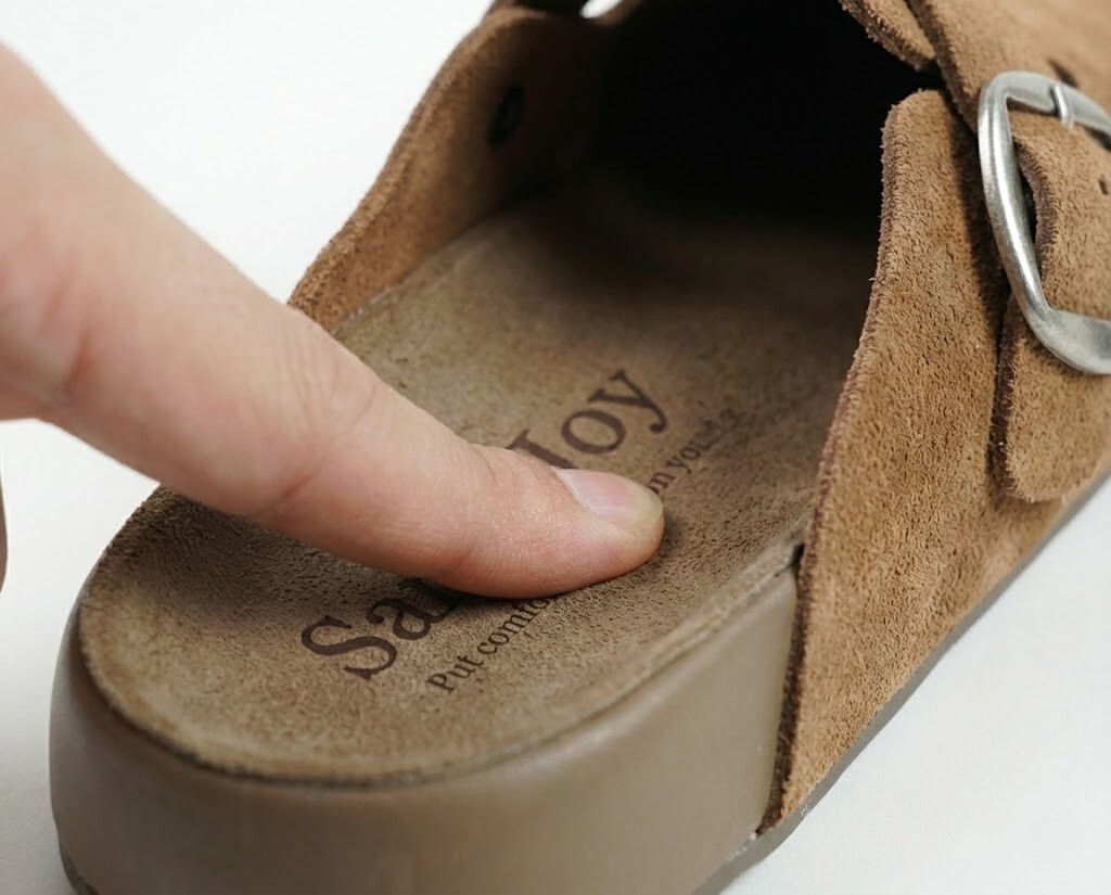 Sanly Joy 記憶沙發中底回彈測試，展示高密度記憶泡棉的柔軟支撐力，解決傳統硬底勃肯鞋磨腳問題，提供零磨合期的極致舒適體驗。