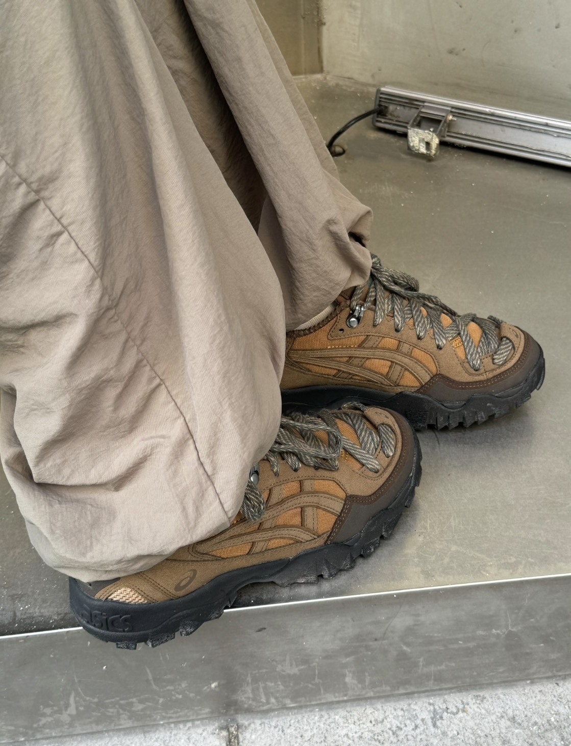 【代購】ASICS GEL-PICKAX 男女同款 復古厚底休閒鞋 黑褐色 1203B026-200