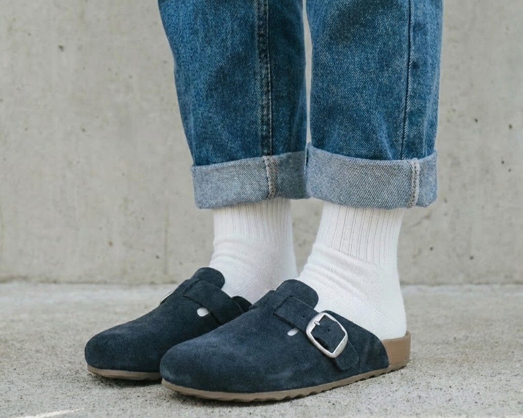 日系 Clean Fit 穿搭示範，Sanly Joy 真皮勃肯拖鞋搭配白襪與牛仔褲，展現簡約俐落的 City Boy 風格，寬楦設計穿襪子也不擠腳。