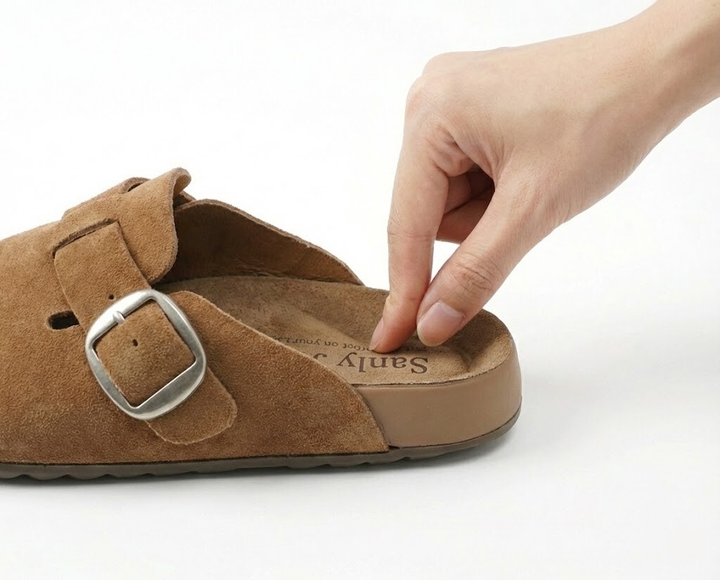 比較 Sanly Joy 記憶沙發中底與傳統硬底軟木鞋的差異,強調記憶泡棉的柔軟回彈與舒適度,解決勃肯鞋磨腳與馴鞋期問題。