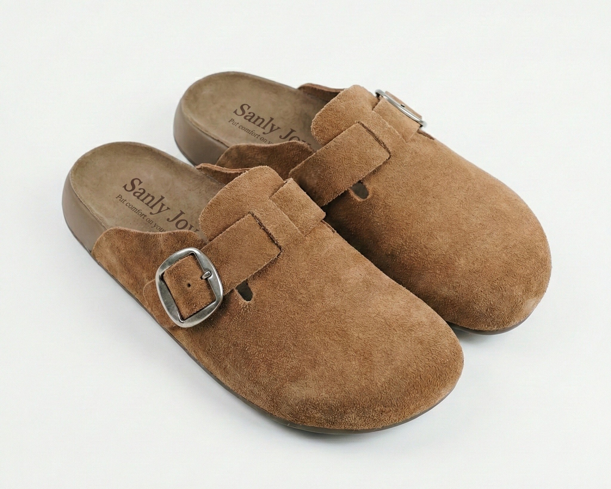 Sanly Joy 真皮勃肯拖鞋內裡材質特寫,強調吸汗透氣的真皮接觸面,改善塑膠拖鞋容易腳臭與黏膩的缺點。