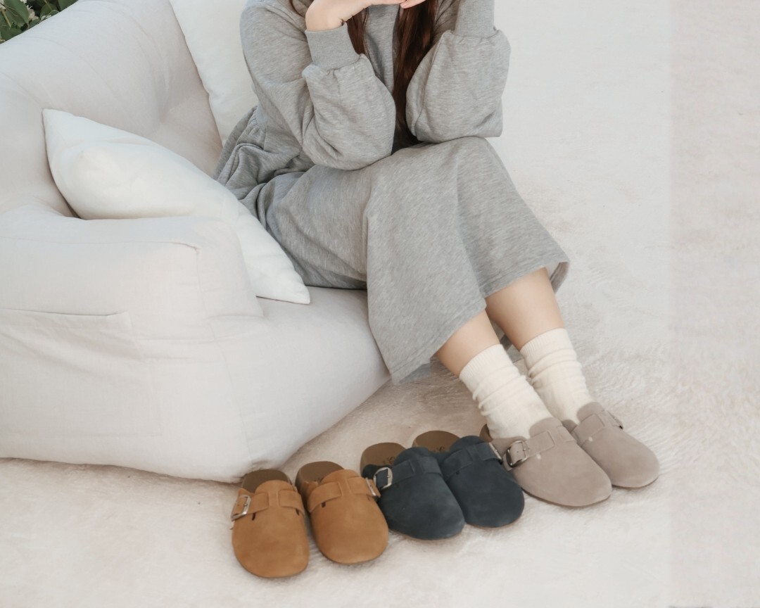 Sanly Joy 記憶沙發真皮勃肯拖鞋三色全系列展示,包含經典黑、質感棕與溫柔灰,滿足不同風格的百搭選擇。